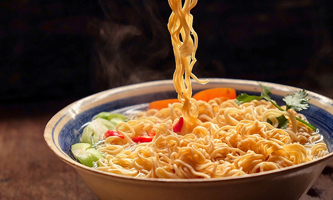 Mẹ sau sinh ăn mì tôm có mất sữa không? 1 ăn mì tôm có mất sữa không