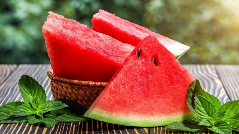 Mẹ sau sinh ăn dưa hấu được không?