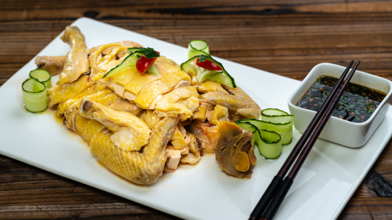 Phụ nữ sau sinh mổ ăn thịt gà được không?