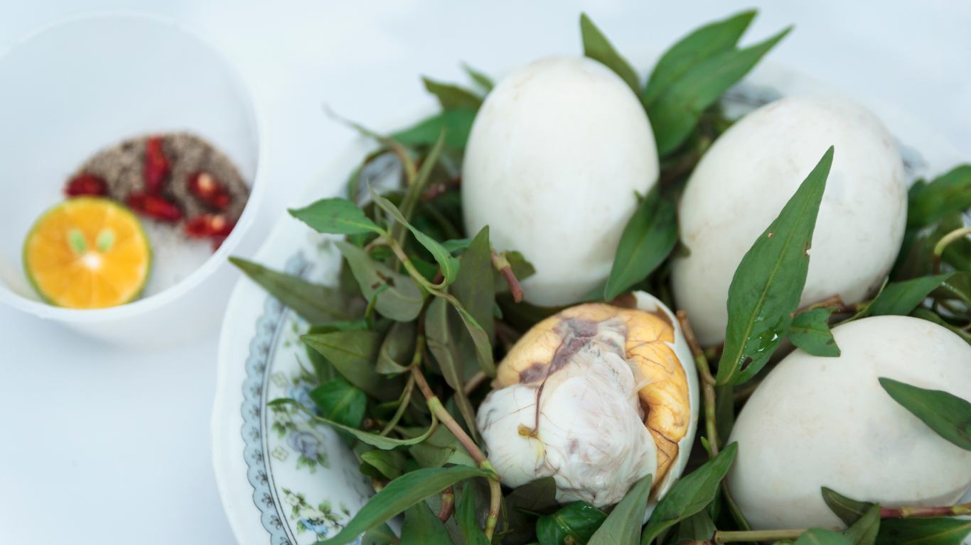 Phụ nữ sau sinh ăn trứng vịt được không?